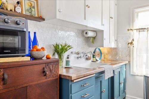 Cocina, Bright & Cozy 2BR | Near Downtown, MSU & Hospitals in Billings City Center Cocina, Bright & Cozy 2BR | Near Downtown, MSU & Hospitals in Billings City Center