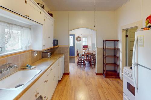 Captain's Cottage in Rockaway Beach (OR) Captain's Cottage in Rockaway Beach (OR)