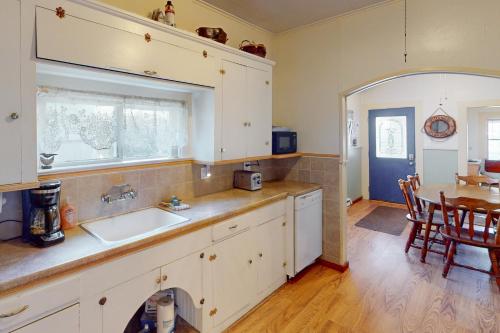 Captain's Cottage in Rockaway Beach (OR) Captain's Cottage in Rockaway Beach (OR)