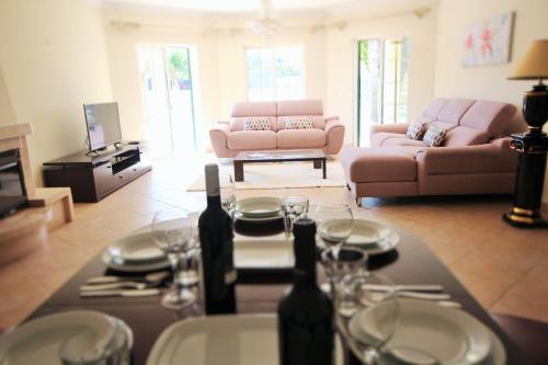 ห้องส่วนกลางสำหรับนั่งเล่น/ดูทีวี, Villa Fonte Santa in วีลา ซอล ห้องส่วนกลางสำหรับนั่งเล่น/ดูทีวี, Villa Fonte Santa in วีลา ซอล