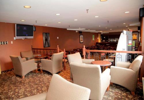 gedeelde lounge/tv-ruimte, Albatross Hotel in Gander (NL) gedeelde lounge/tv-ruimte, Albatross Hotel in Gander (NL)