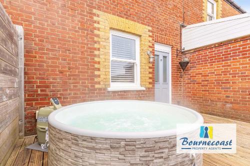 Hot tub, Bournecoast - Coastguard Cottage - Sea View - Garden - Hot Tub - HB6098 in East Southbourne and Tuckton Hot tub, Bournecoast - Coastguard Cottage - Sea View - Garden - Hot Tub - HB6098 in East Southbourne and Tuckton