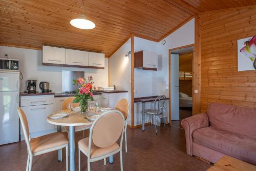 Konyha, Domaine du Limonay, The Originals Collection in La Gouesniere Konyha, Domaine du Limonay, The Originals Collection in La Gouesniere