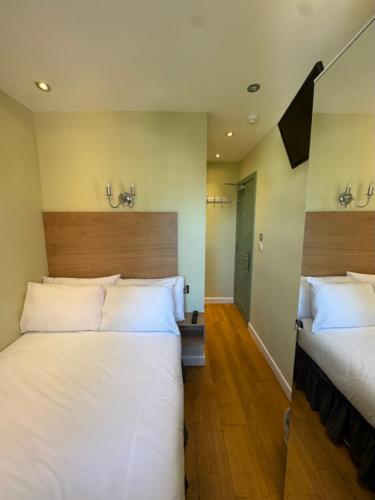 Guestroom, No 23 in West Kensington Guestroom, No 23 in West Kensington