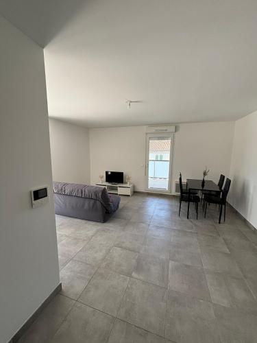 Appart T2 avec piscine et climatisation a St just in Saint-Just Appart T2 avec piscine et climatisation a St just in Saint-Just