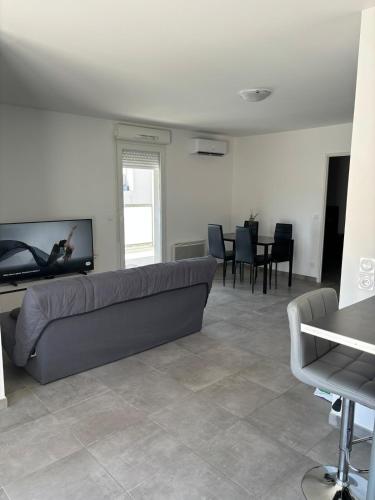 Appart T2 avec piscine et climatisation a St just in Saint-Just Appart T2 avec piscine et climatisation a St just in Saint-Just