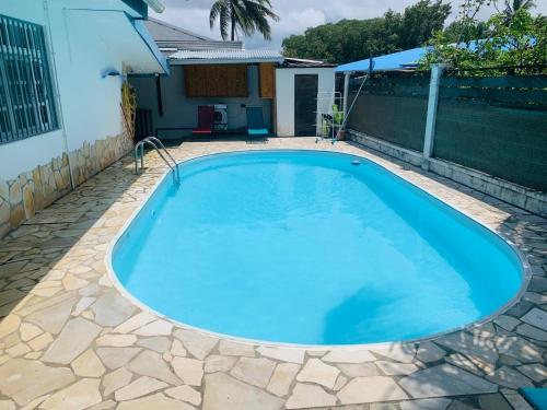Sermie T2 climatisé avec piscine (Sermie T2 climatise avec piscine) in Kourou Sermie T2 climatisé avec piscine (Sermie T2 climatise avec piscine) in Kourou