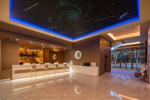 Dequan Luxury Hotel Bird's Nest BranchCoffee, fruits, snacks, a gym and a laundry room are provided near Water Cube Dequan Luxury Hotel Bird's Nest BranchCoffee, fruits, snacks, a gym and a laundry room are provided near Water Cube