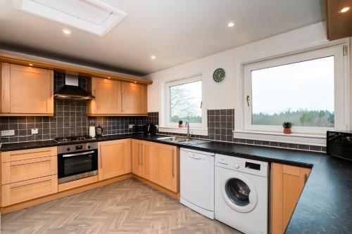 3 Bed House-Free Parking-6Beds in Cumbernauld 3 Bed House-Free Parking-6Beds in Cumbernauld