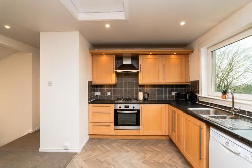 3 Bed House-Free Parking-6Beds in Cumbernauld 3 Bed House-Free Parking-6Beds in Cumbernauld