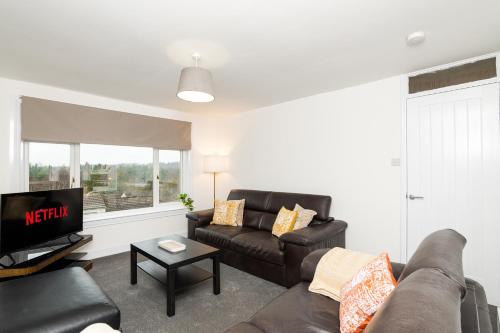 3 Bed House-Free Parking-6Beds in Cumbernauld 3 Bed House-Free Parking-6Beds in Cumbernauld