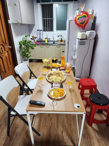 Cozinha, de 75 m2, 3 quarto(s) e 2 banheiro(s) em Gyeyang-gu (Disco PangPang Guesthouse) in Incheon Cozinha, de 75 m2, 3 quarto(s) e 2 banheiro(s) em Gyeyang-gu (Disco PangPang Guesthouse) in Incheon