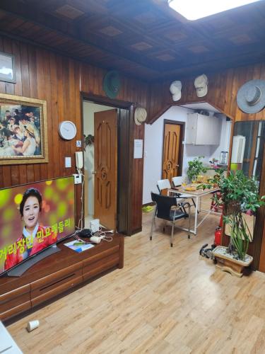 Sala de estar / sala de TV, de 75 m2, 3 quarto(s) e 2 banheiro(s) em Gyeyang-gu (Disco PangPang Guesthouse) in Incheon Sala de estar / sala de TV, de 75 m2, 3 quarto(s) e 2 banheiro(s) em Gyeyang-gu (Disco PangPang Guesthouse) in Incheon