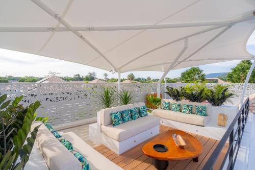 Balcony/terrace, Villa Thalias HuaHin near Hutsadin Elephant Foundation Balcony/terrace, Villa Thalias HuaHin near Hutsadin Elephant Foundation