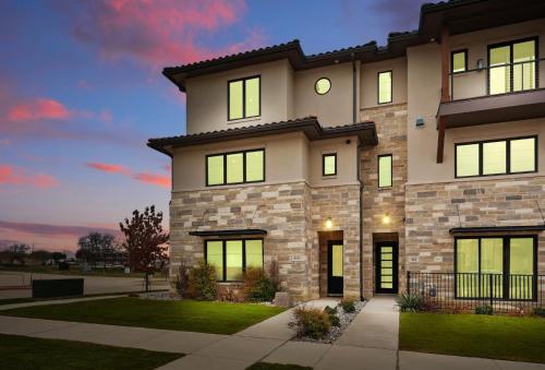 Luxury Living at its Finest 3BD Sleeps 6 in Flower Mound Luxury Living at its Finest 3BD Sleeps 6 in Flower Mound