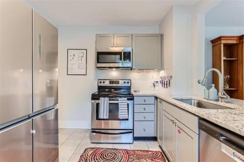 Kitchen, At S. Broadway An Artsy Bungalow Close to DU And Cherry Hills in Englewood (CO) Kitchen, At S. Broadway An Artsy Bungalow Close to DU And Cherry Hills in Englewood (CO)
