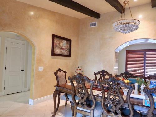 5 Mins from Padua Hills Theater in Claremont 5 Mins from Padua Hills Theater in Claremont