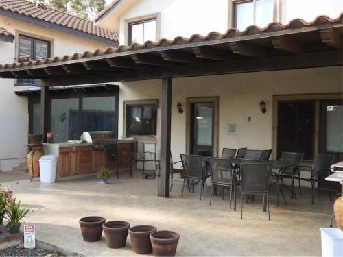 5 Mins from Padua Hills Theater in Claremont 5 Mins from Padua Hills Theater in Claremont