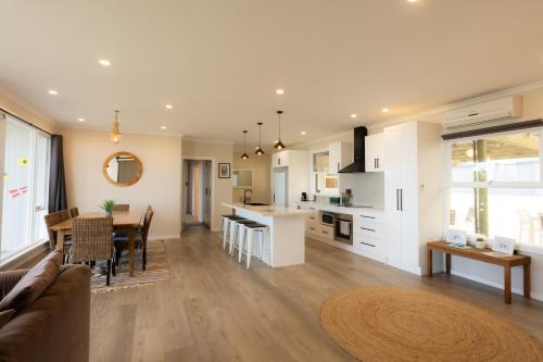 Captains on the Seafront - Winter Fire - stunning sea views- 4br 2bth - large waterfront near Kingscote repülőtér Captains on the Seafront - Winter Fire - stunning sea views- 4br 2bth - large waterfront near Kingscote repülőtér