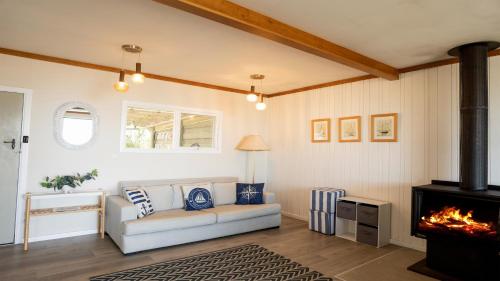 Captains on the Seafront - Winter Fire - stunning sea views- 4br 2bth - large waterfront near Kingscote repülőtér Captains on the Seafront - Winter Fire - stunning sea views- 4br 2bth - large waterfront near Kingscote repülőtér