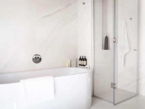 Bathroom, Domaine de la Reine Margot Paris-Issy - MGallery Collection in Issy-Les-Moulineaux Bathroom, Domaine de la Reine Margot Paris-Issy - MGallery Collection in Issy-Les-Moulineaux