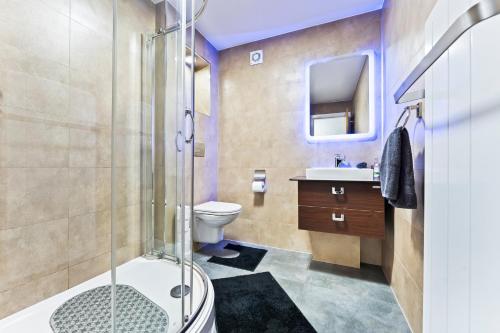 Bathroom, Bloom Court-Sleeps 4+Free Parking & HighSpeed WiFi in Smethwick Bathroom, Bloom Court-Sleeps 4+Free Parking & HighSpeed WiFi in Smethwick