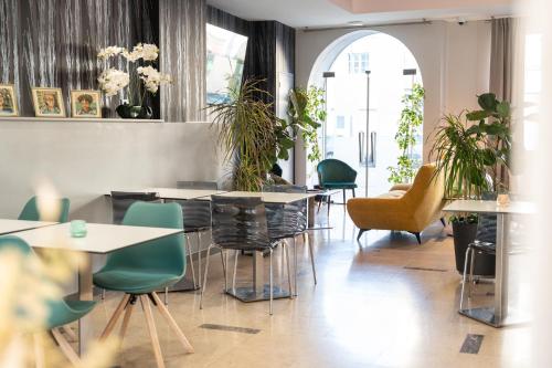 Shared lounge/TV area, Grand Hotel Niort Centre in Niort Shared lounge/TV area, Grand Hotel Niort Centre in Niort