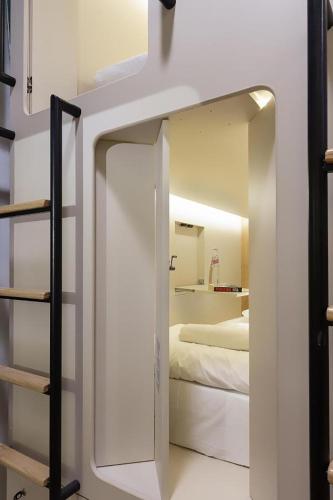 Guestroom, Jeru Caps CityCenter in Jerusalem Guestroom, Jeru Caps CityCenter in Jerusalem