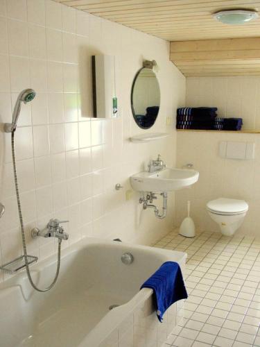 Bathroom, Ferienwohnung Erhol Dich Gut in Altendiez Bathroom, Ferienwohnung Erhol Dich Gut in Altendiez