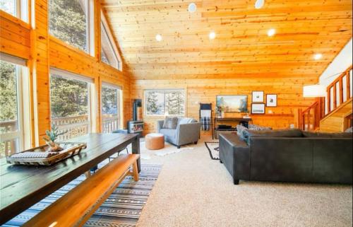 Breck Ski Chalet 4br 3ba 10 person Hot Tub Starlink Xbox in Blue River Breck Ski Chalet 4br 3ba 10 person Hot Tub Starlink Xbox in Blue River