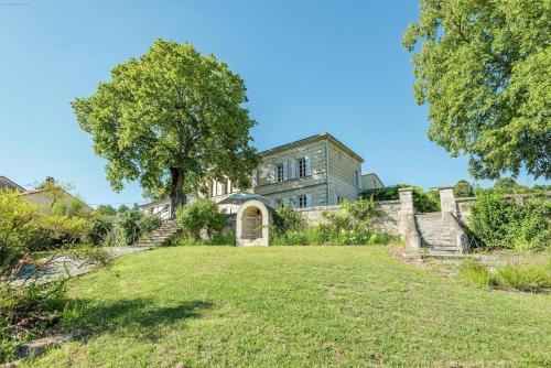 Фасада на хотела, Demeure en pierre au cœur des vignobles de Bordeaux in Saint-Germain-de-la-Riviere Фасада на хотела, Demeure en pierre au cœur des vignobles de Bordeaux in Saint-Germain-de-la-Riviere