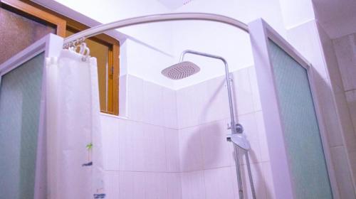 Shower, Hewani a bright & airy 1 BR apartment with an ocean view & pool in Kilifi Shower, Hewani a bright & airy 1 BR apartment with an ocean view & pool in Kilifi