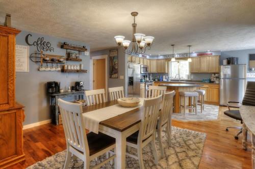 Beautiful Spacious & Well-Stocked Downtown Home in Rangeley (ME) Beautiful Spacious & Well-Stocked Downtown Home in Rangeley (ME)