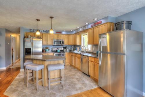 Beautiful Spacious & Well-Stocked Downtown Home in Rangeley (ME) Beautiful Spacious & Well-Stocked Downtown Home in Rangeley (ME)