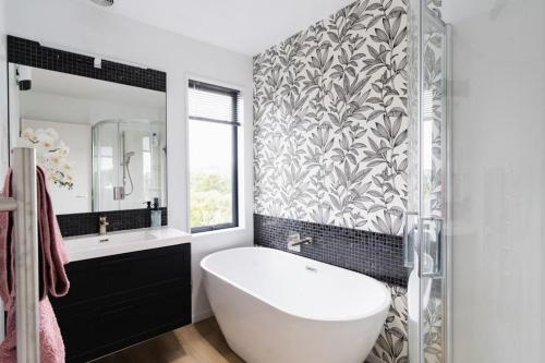 Private luxury townhouse close to central city in West Dunedin Private luxury townhouse close to central city in West Dunedin