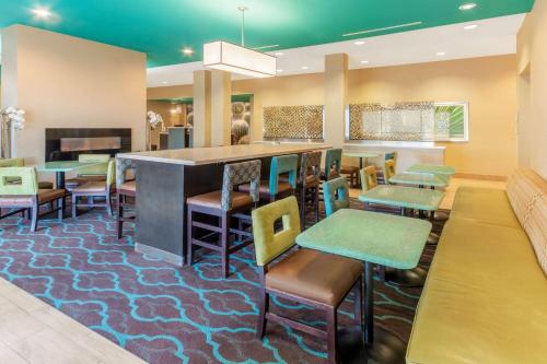 Food and beverages, La Quinta Inn & Suites by Wyndham Carlsbad in Carlsbad (NM) Food and beverages, La Quinta Inn & Suites by Wyndham Carlsbad in Carlsbad (NM)