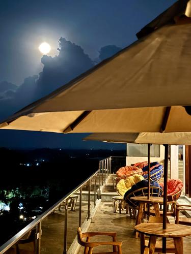 Bar/lounge, Coastline Mirissa Boutique hotel and Spa in Mirissa Bar/lounge, Coastline Mirissa Boutique hotel and Spa in Mirissa