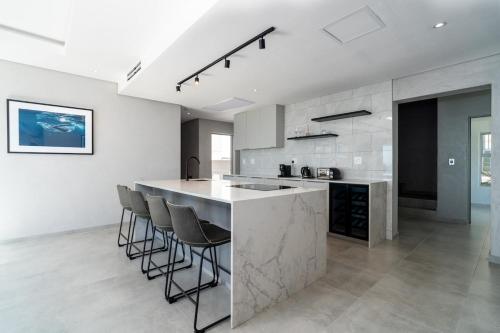 Contemporary 2 Bedroom apt with Indian Ocean Views near Cape of Good Hope Contemporary 2 Bedroom apt with Indian Ocean Views near Cape of Good Hope