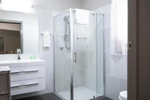 Bathroom, Tall Trees Motel Mountain Retreat in Tamborine Mountain Bathroom, Tall Trees Motel Mountain Retreat in Tamborine Mountain