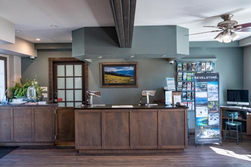 Lobby, Swiss Chalet Motel in Revelstoke (BC) Lobby, Swiss Chalet Motel in Revelstoke (BC)