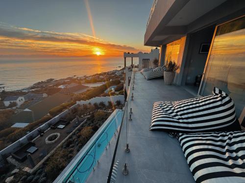 Luxury Surfer's Corner Suite with Ocean Views near Cape Point Nature Reserve Luxury Surfer's Corner Suite with Ocean Views near Cape Point Nature Reserve