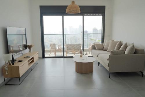 O&O Group - Sea Views & City Vibes on Sokolov in Bat Yam O&O Group - Sea Views & City Vibes on Sokolov in Bat Yam