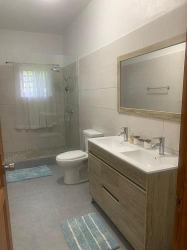 Ванна кімната, D'Royalty Inn in Сент Мартін Ванна кімната, D'Royalty Inn in Сент Мартін