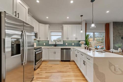 2br 3ba 2King bd 3 Car Parking Bonus area with Queen Bed in Harrison (NJ) 2br 3ba 2King bd 3 Car Parking Bonus area with Queen Bed in Harrison (NJ)