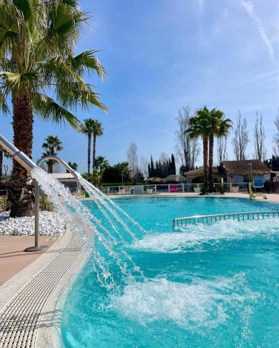 Swimming pool, Mobilhome beaux volumes ES40 in Cais Swimming pool, Mobilhome beaux volumes ES40 in Cais