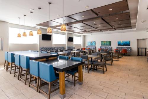 Eten en drinken, Holiday Inn Express & Suites Louisville Downtown By IHG in Louisville (KY) Eten en drinken, Holiday Inn Express & Suites Louisville Downtown By IHG in Louisville (KY)
