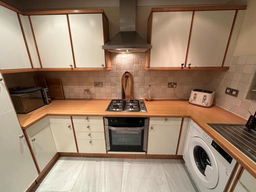 Charming 2 Bedroom Apartment FREE Parking! in פרנחם Charming 2 Bedroom Apartment FREE Parking! in פרנחם