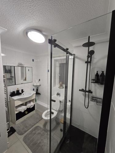 Charming 2 Bedroom Apartment FREE Parking! in פרנחם Charming 2 Bedroom Apartment FREE Parking! in פרנחם