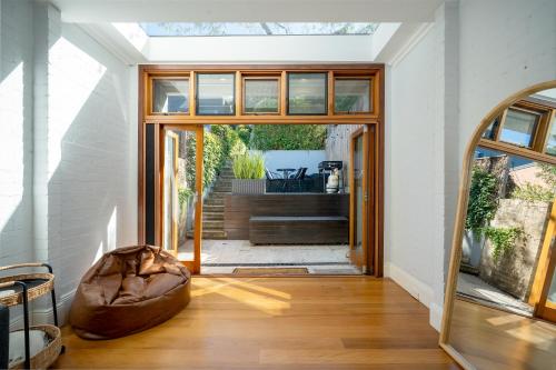 Spacious Glebe Luxe House 2BR, 2BA, Free Lockable Parking and Entertainer's Kitchen in Glebe Spacious Glebe Luxe House 2BR, 2BA, Free Lockable Parking and Entertainer's Kitchen in Glebe