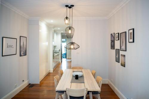 Spacious Glebe Luxe House 2BR, 2BA, Free Lockable Parking and Entertainer's Kitchen in Glebe Spacious Glebe Luxe House 2BR, 2BA, Free Lockable Parking and Entertainer's Kitchen in Glebe